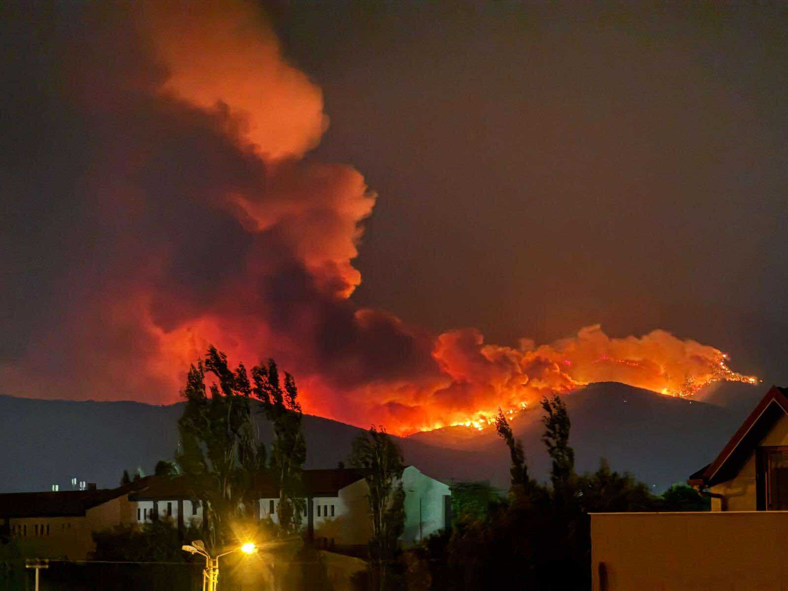 İzmir’in Çeşme ilçesinde devam eden yangının ardından bir yangın da