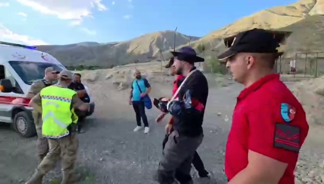 Erzincan semalarında yamaç paraşütüyle uçuş yapan bir sporcu, rüzgarın aniden