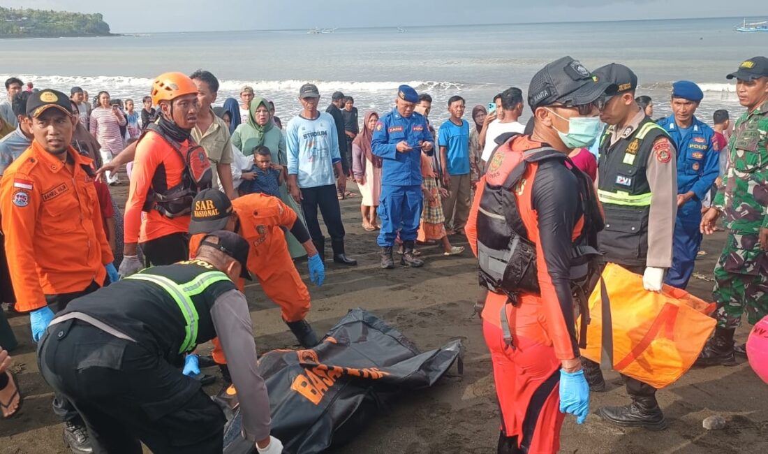 Endonezya'nın Cava Adası'ndan Bali Adası'na sefer düzenleyen bir yolcu feribotu,