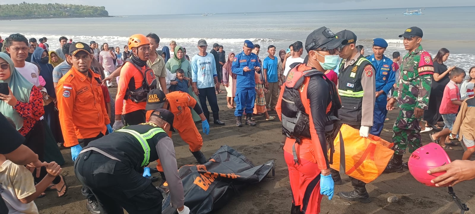 Endonezya'nın Cava Adası'ndan Bali Adası'na sefer düzenleyen bir yolcu feribotu,