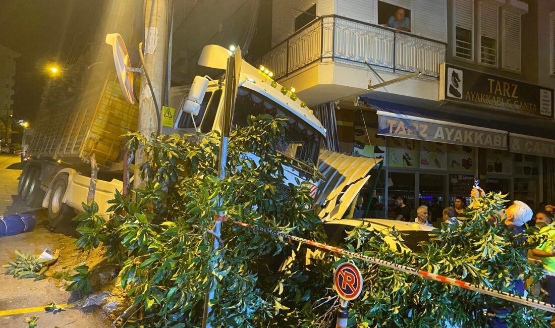 Antalya'nın Alanya ilçesinde, gece saatlerinde freni arızalanan odun yüklü bir