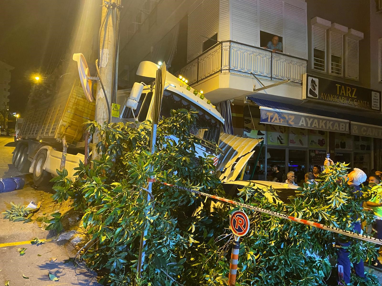 Antalya'nın Alanya ilçesinde, gece saatlerinde freni arızalanan odun yüklü bir