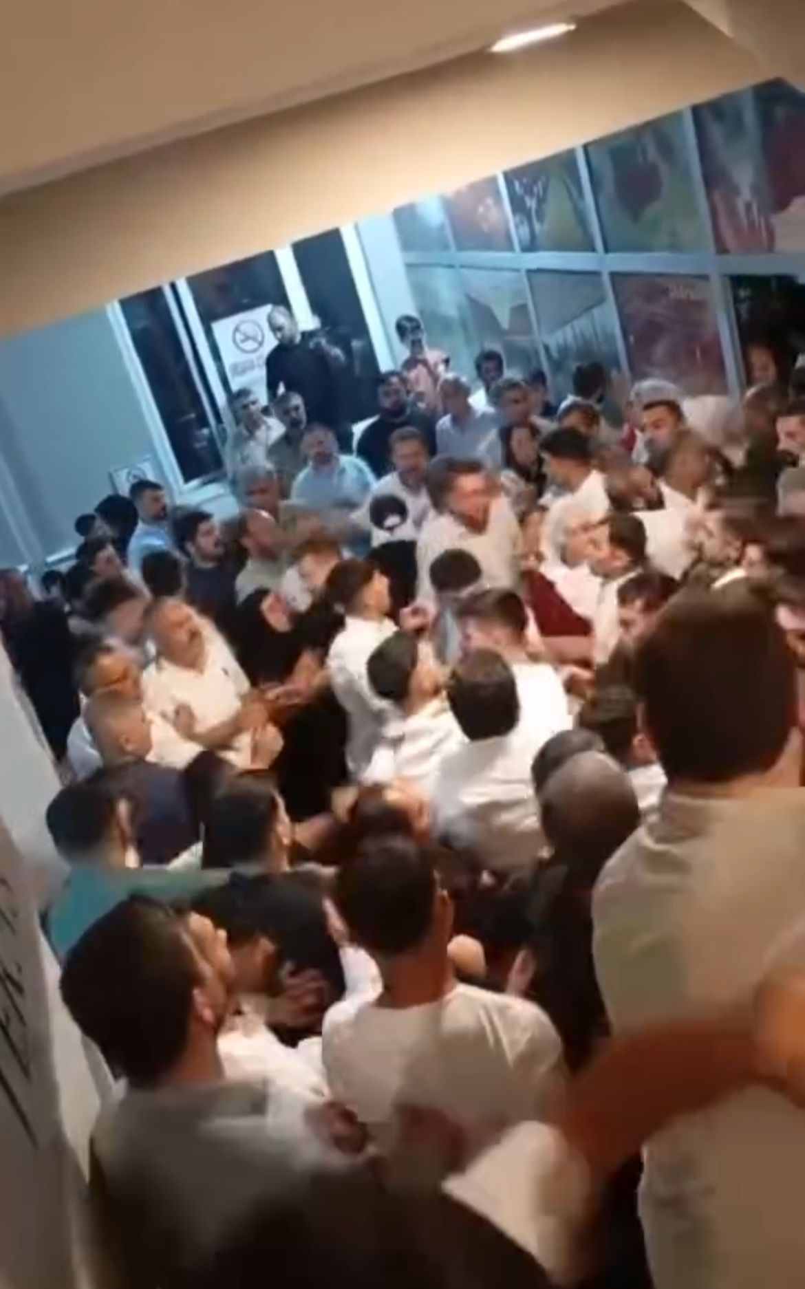 Bursa'nın Yıldırım ilçesinde bir düğünde çocuk meselesi yüzünden başlayan tartışma