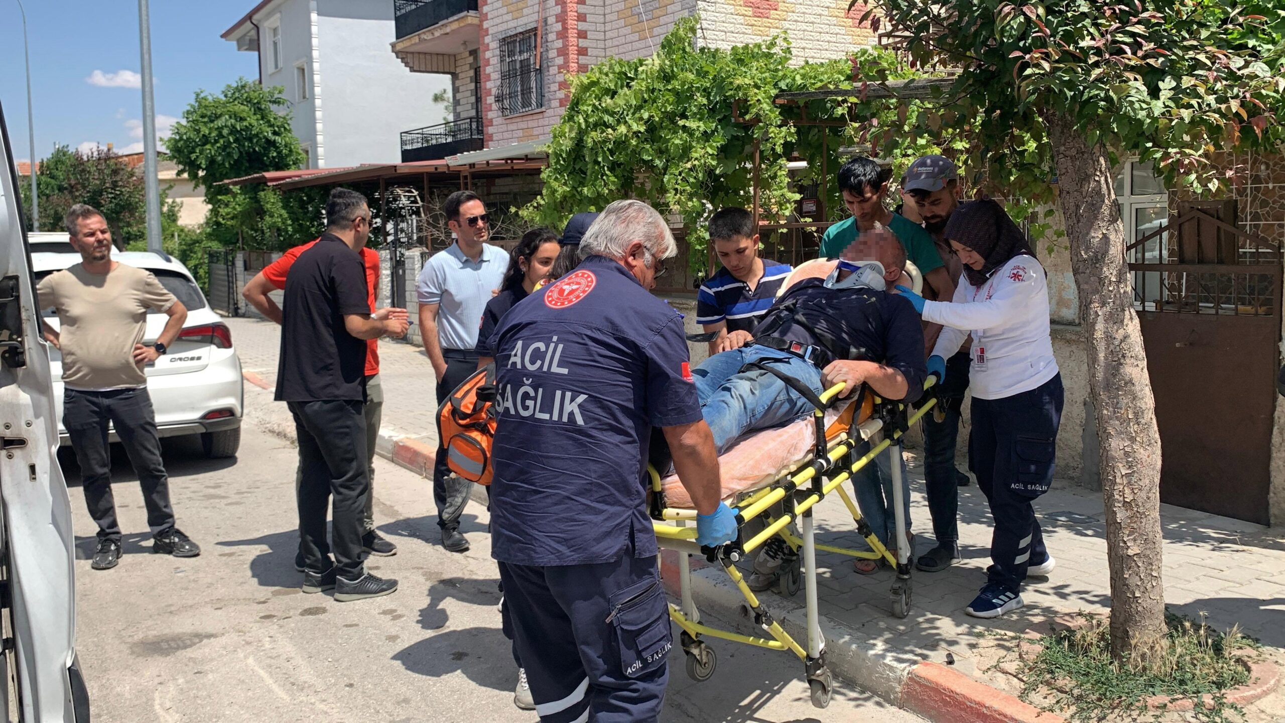 Karaman'da bir inşaat sahasında elektrik akımına kapılan çalışan, mesai arkadaşlarının