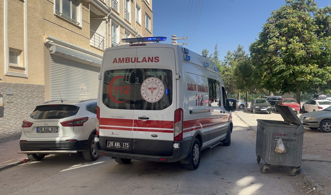 Eskişehir'de, bir apartmanın birinci katındaki konutlarının penceresinden düştüğü değerlendirilen 1,5