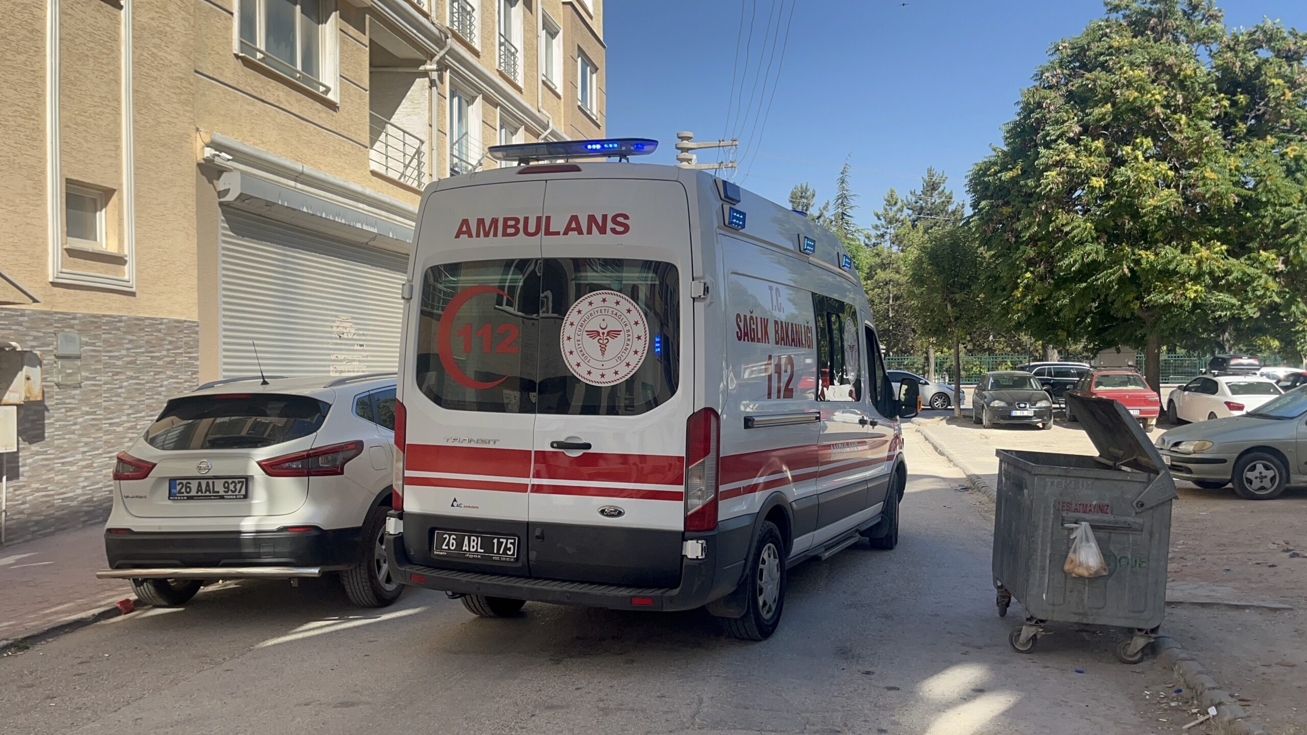 Eskişehir'de, bir apartmanın birinci katındaki konutlarının penceresinden düştüğü değerlendirilen 1,5