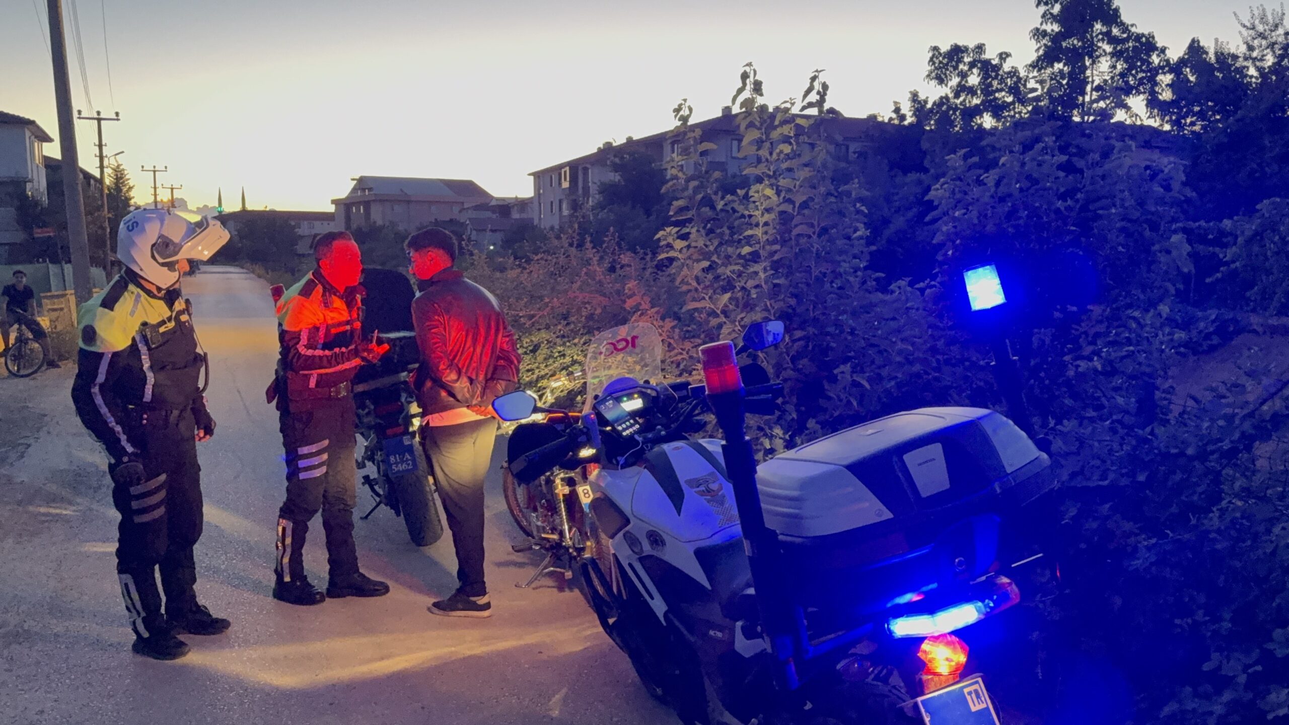 Düzce'de, polis ekiplerinin 'dur' ihtarına uymayarak motosikletiyle kaçan bir sürücü,