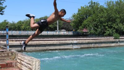 Adana'da termometrelerin 40 derecenin üzerine çıkmasıyla birlikte, gençler ve çocuklar