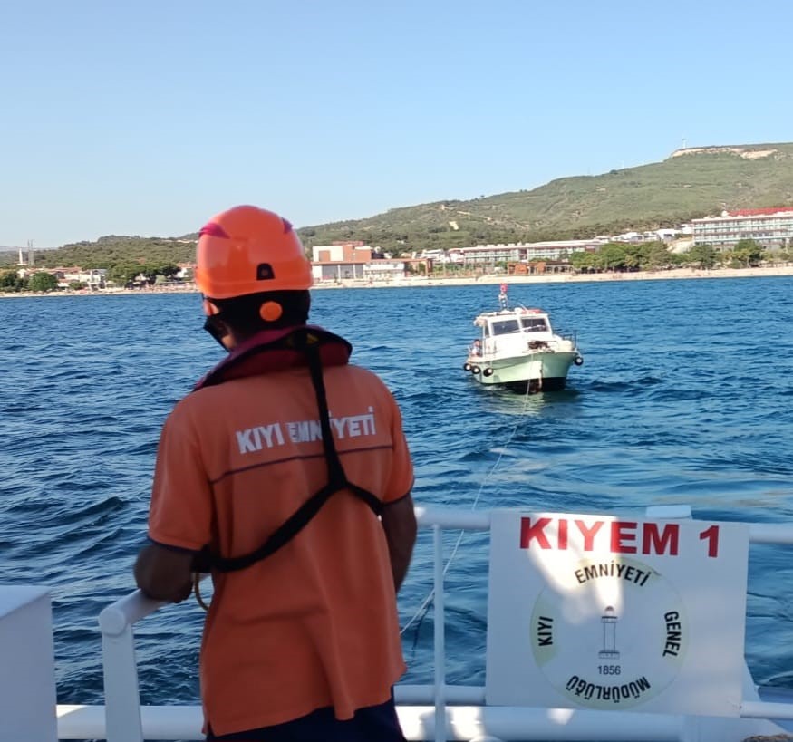 Çanakkale Boğazı'nda, içinde iki kişinin bulunduğu 7 metrelik bir teknenin