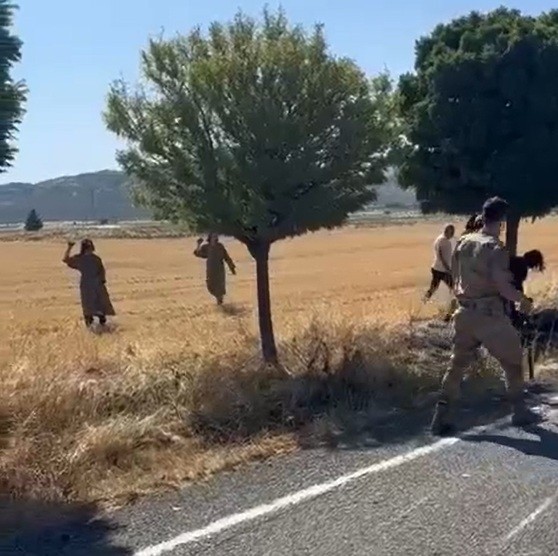 Gaziantep'in Nurdağı ilçesinde, trafik kazasına müdahale eden jandarma ekipleri, devrilen