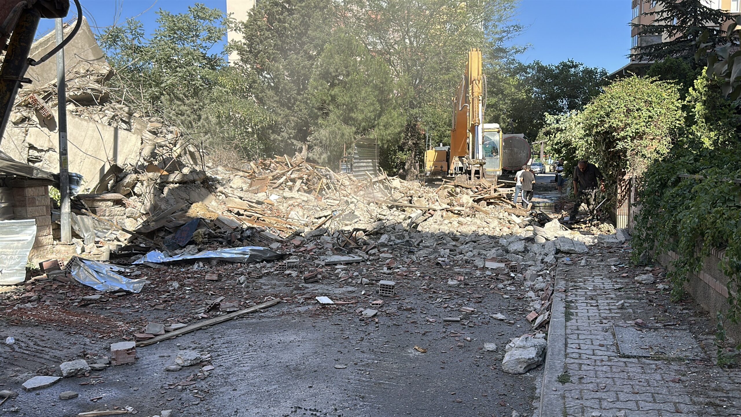 İstanbul Maltepe'de, kentsel dönüşüm projesi kapsamında yıkımı gerçekleştirilen 11 katlı