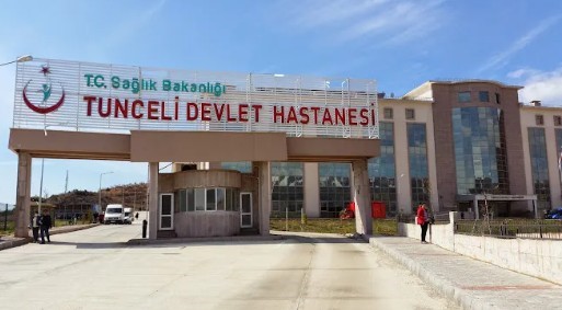 Tunceli'de doğuştan engelli olan 14 yaşındaki bir çocuk, yemek yediği