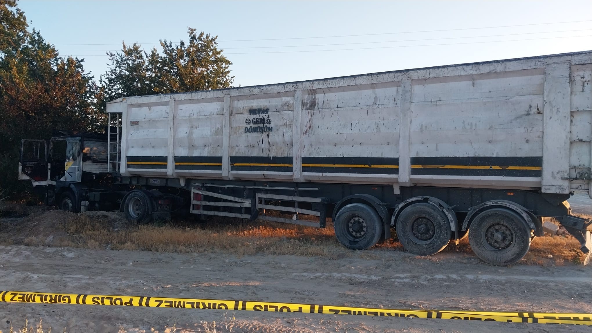 Konya'da, yanan bir tırın içinde bulunan sürücünün vahşi bir cinayete