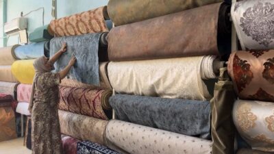 Şanlıurfa'nın Suruç ilçesinde yaşayan girişimci Cemile Şahin, atık yünleri toplayarak