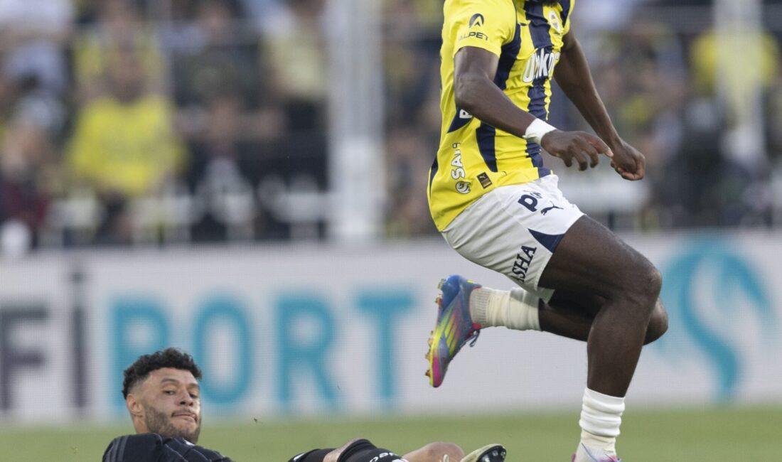 Fenerbahçe'nin başarılı futbolcusu Bright Osayi-Samuel, İngiltere'nin Birmingham City takımına transferinin