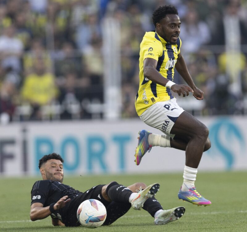 Fenerbahçe'nin başarılı futbolcusu Bright Osayi-Samuel, İngiltere'nin Birmingham City takımına transferinin