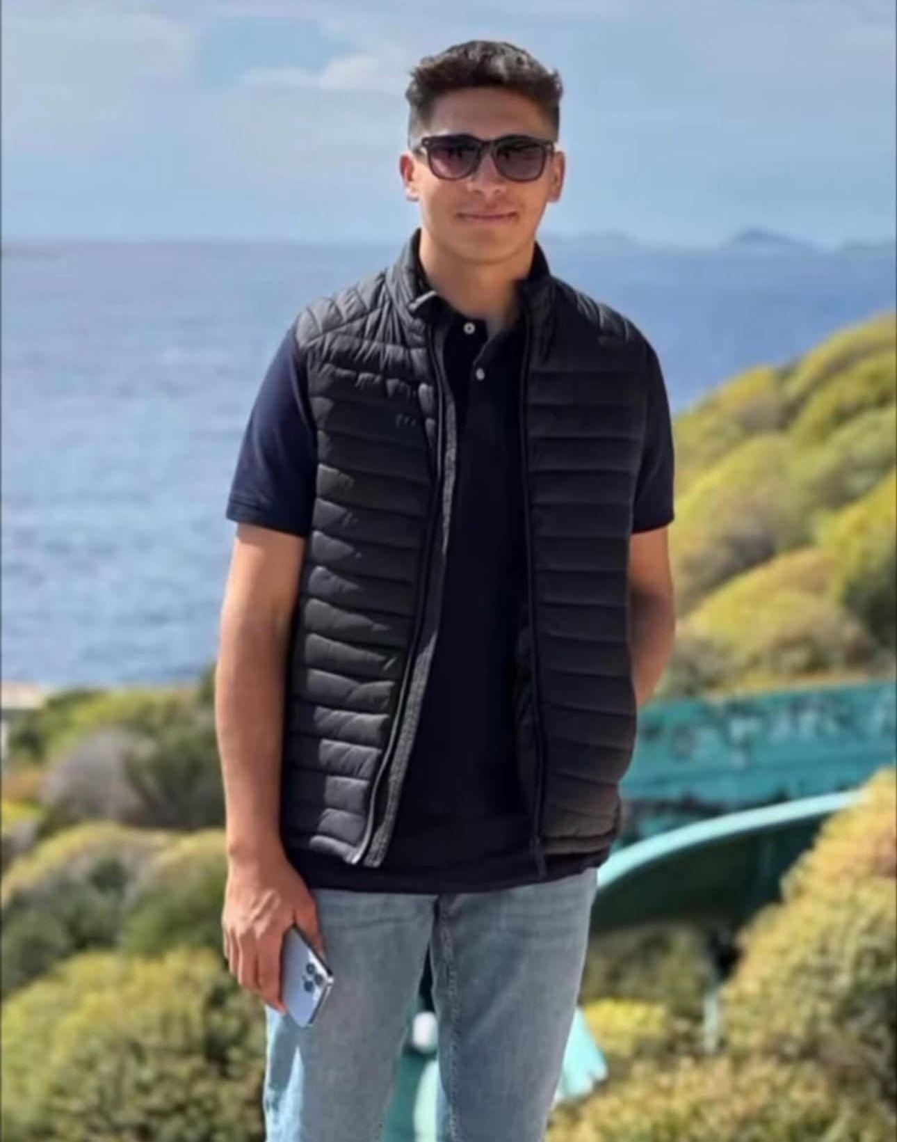 Antalya'nın Alanya ilçesinde, evinin balkonunda demir kesim işlemi yapan 19
