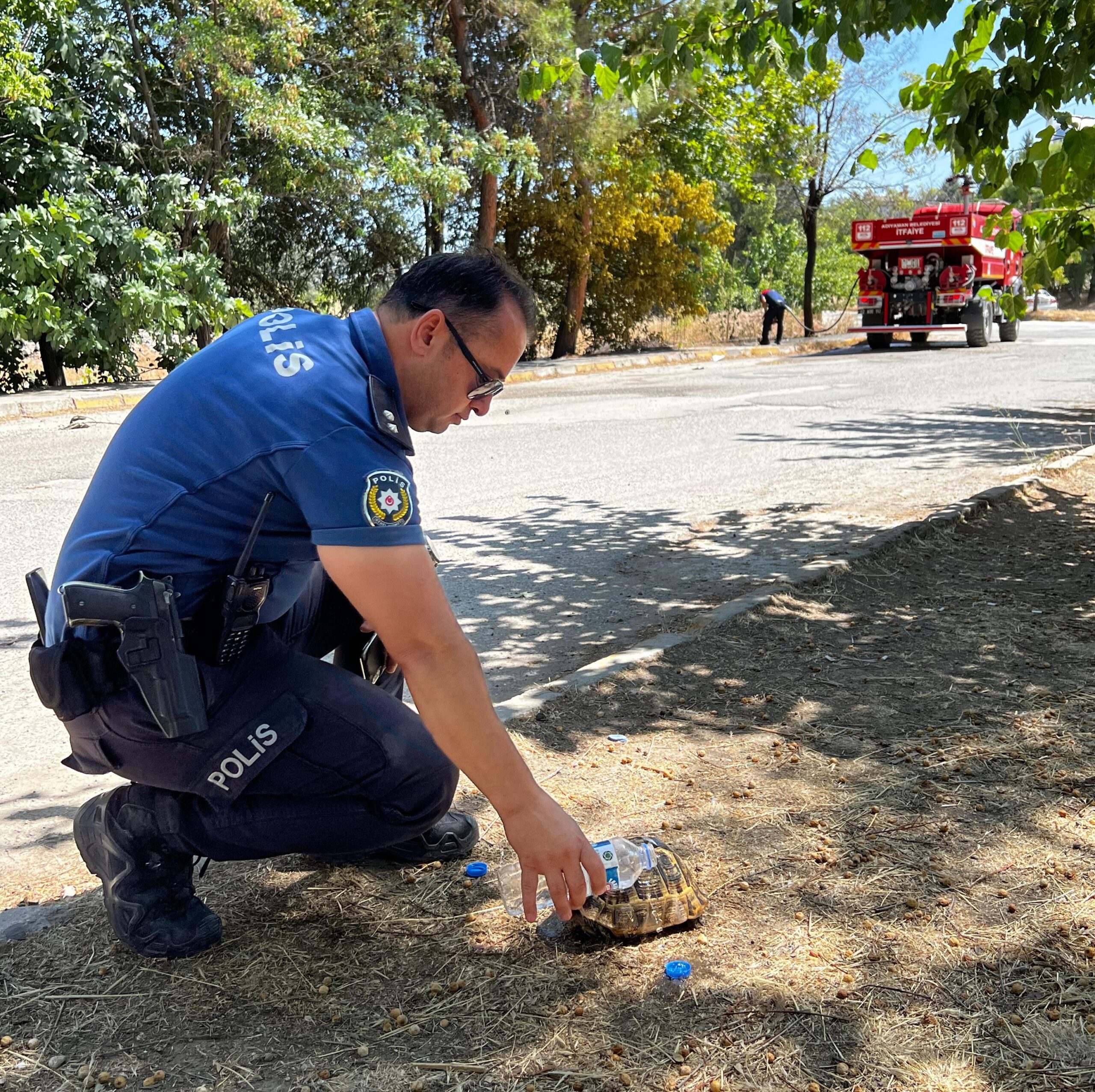 Adıyaman'da bir ormanlık alanda çıkan yangına ilk müdahaleyi gerçekleştiren polis
