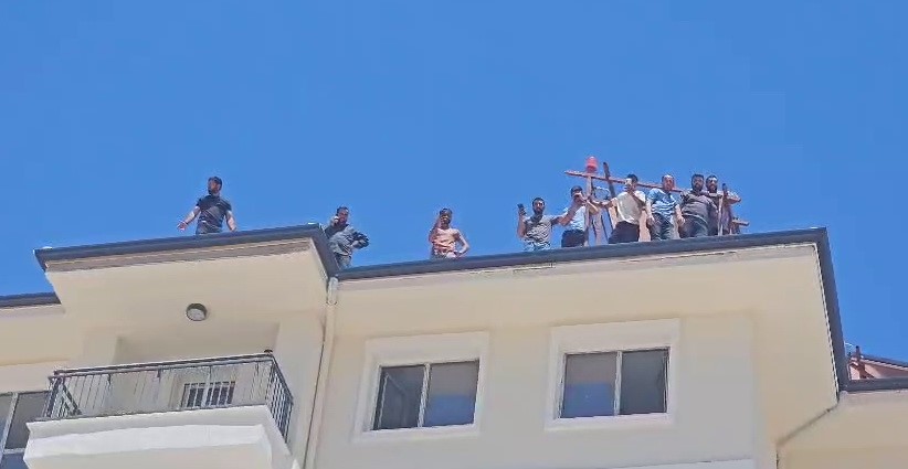 Adıyaman'ın Gölbaşı ilçesinde, maaşlarını alamadıkları gerekçesiyle bir grup inşaat işçisi,