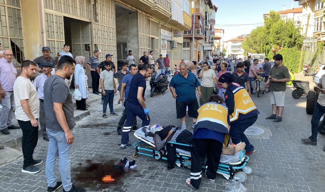 Manisa'nın Kula ilçesinde, seyir halindeki bir motosikletin arkasında yolculuk eden