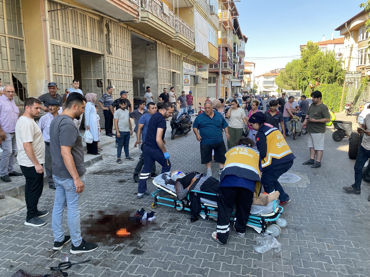 Manisa'nın Kula ilçesinde, seyir halindeki bir motosikletin arkasında yolculuk eden