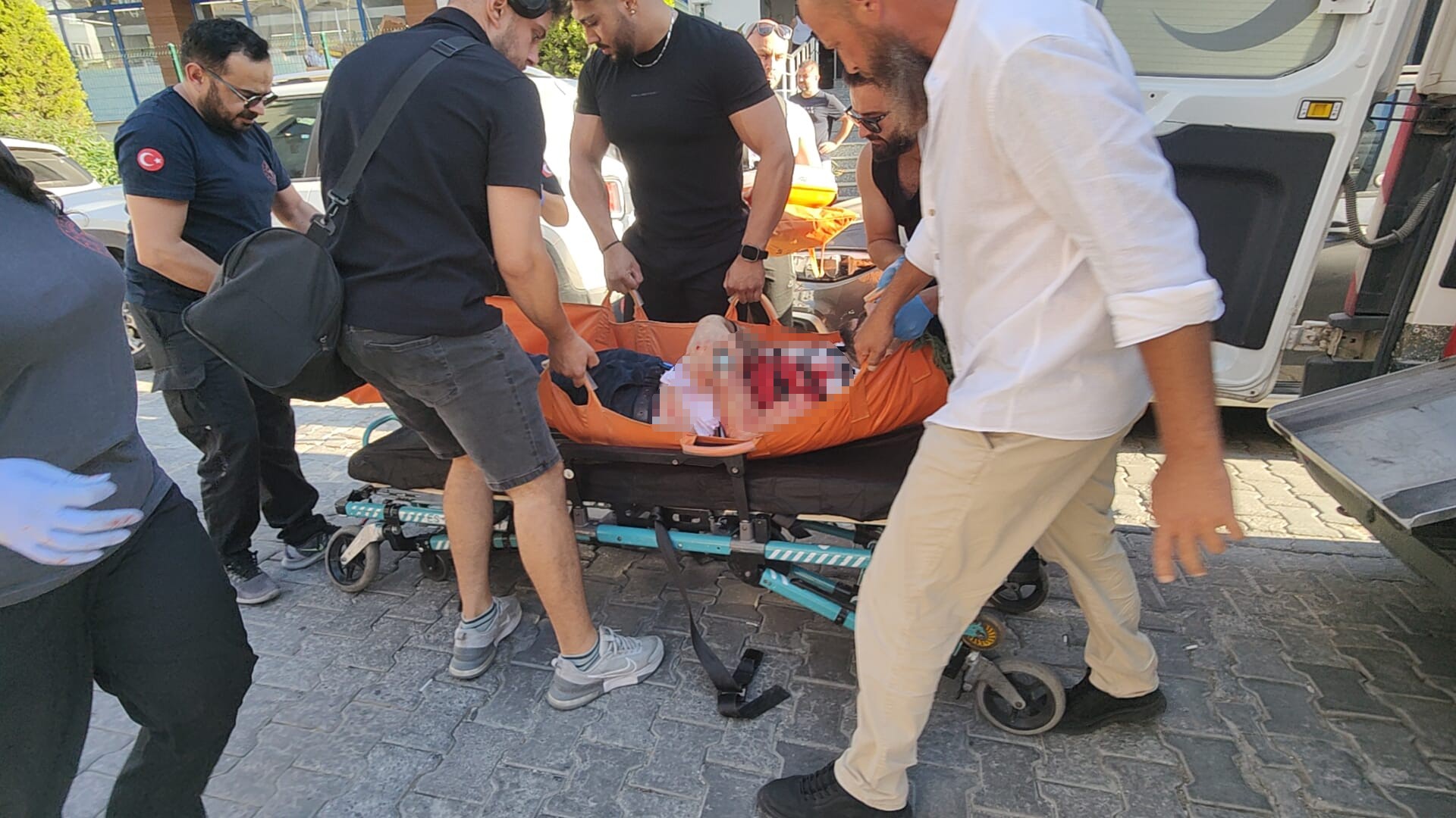 Aydın'ın Kuşadası ilçesinde, ev sahibi ile kiracısı arasında çıkan tahliye