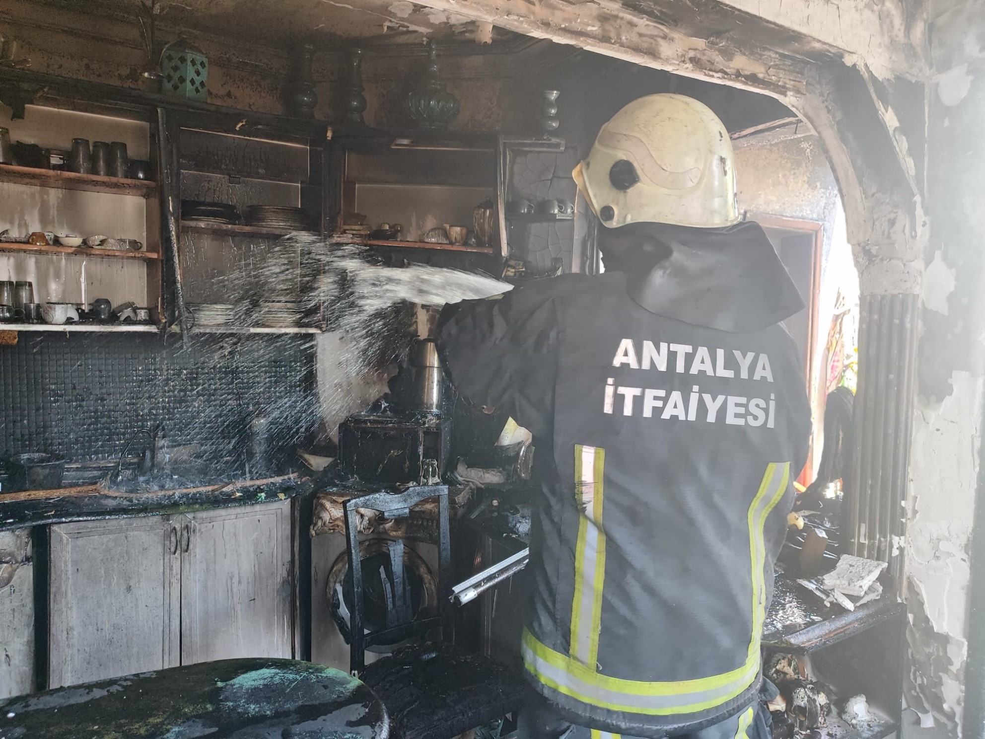 Antalya'nın Muratpaşa ilçesinde beş katlı bir apartmanın en üst katında