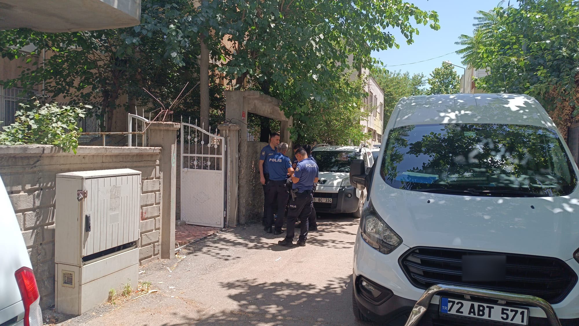 Batman'da yaşanan üzücü olayda, bir şahıs tartıştığı eşini bıçakla ağır