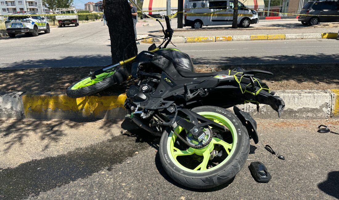 Uşak'ta, hafif ticari bir araç ile motosikletin kavşakta çarpışması sonucu