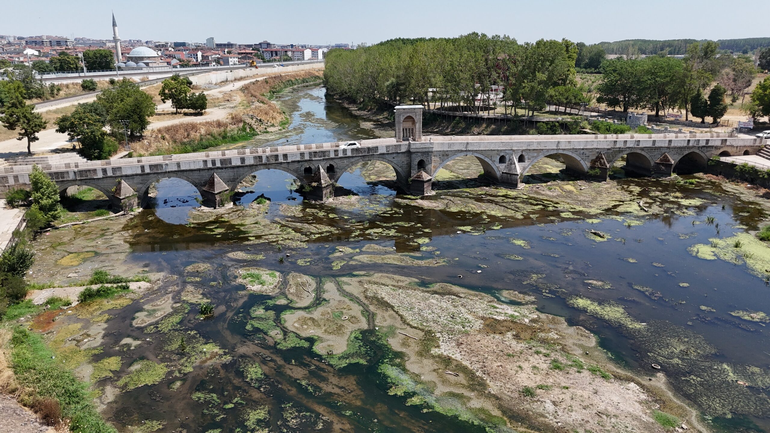 Edirne'de bulunan Tunca Nehri'nde su seviyesinin kritik düzeyde düşmesi sonucu