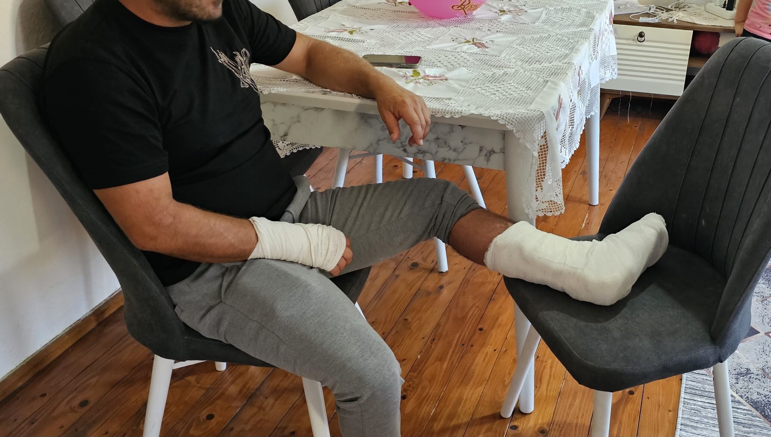 Kastamonu'nun Cide ilçesinde bir vatandaş, evine dönerken uğradığı sokak köpeği