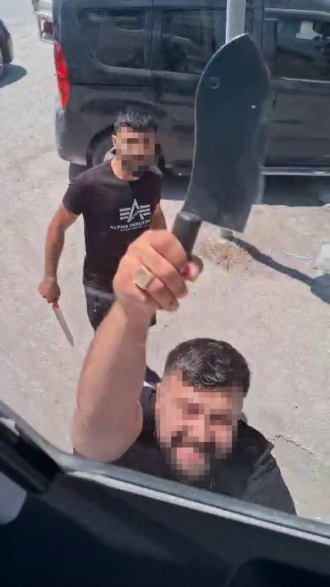 Hatay'da, trafikte yol verme anlaşmazlığı nedeniyle bir kamyon sürücüsüne satırla