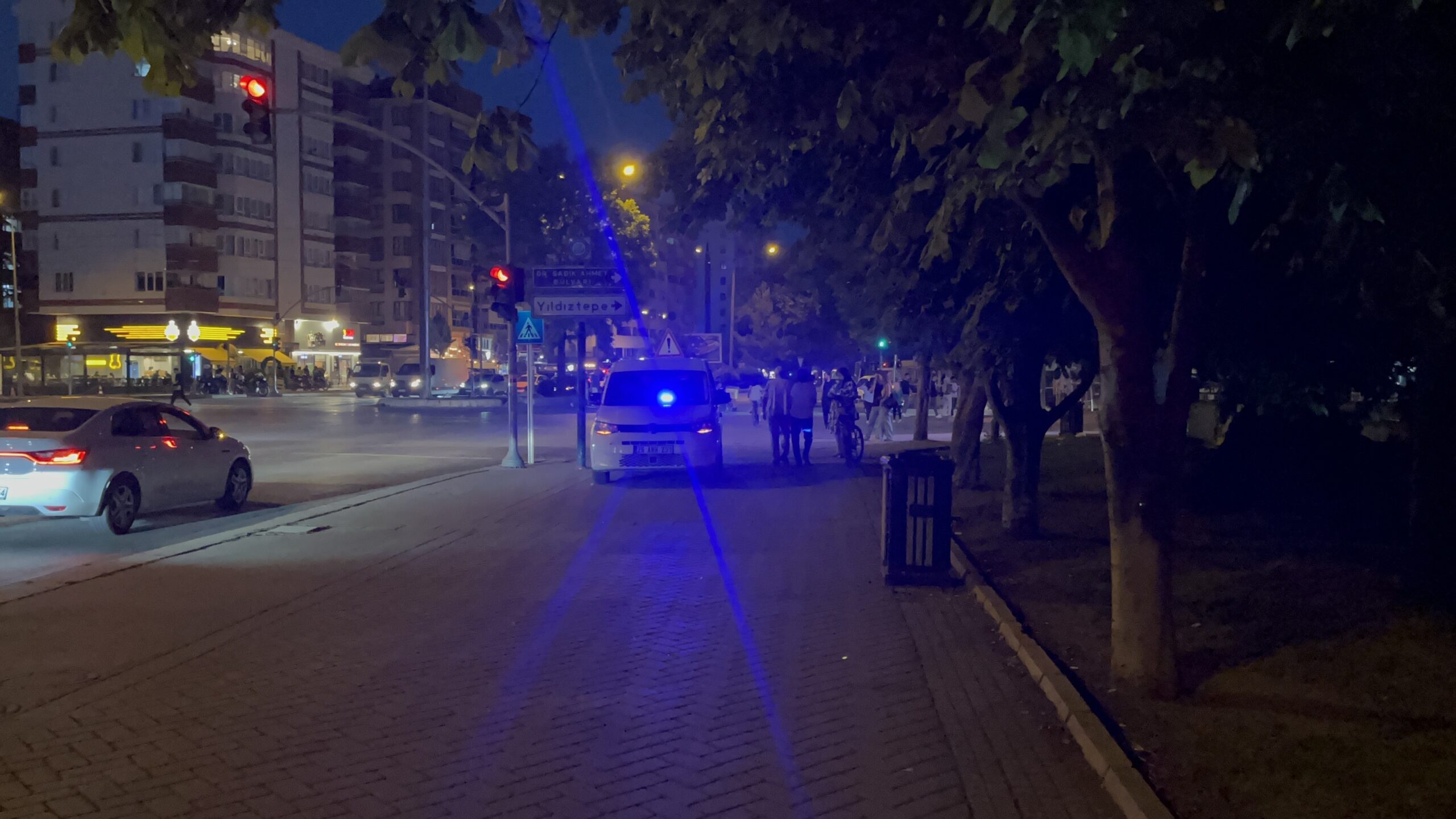 Eskişehir'de yaşanan endişe verici olayda, kız arkadaşıyla birlikte yolda yürüyen