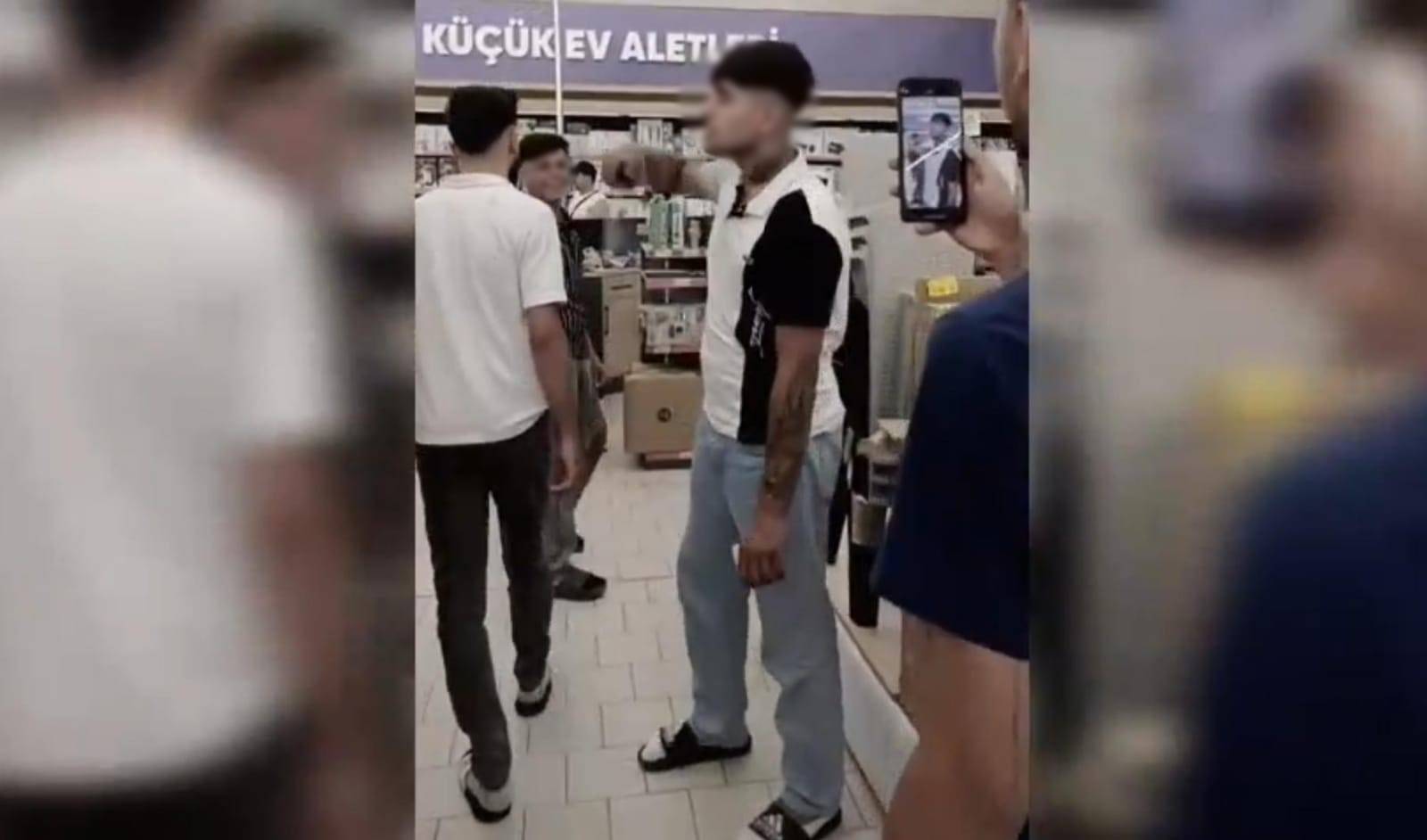 Şanlıurfa'da, bir marketin içerisinde etrafa deodorant sıktığı anları kayda alıp