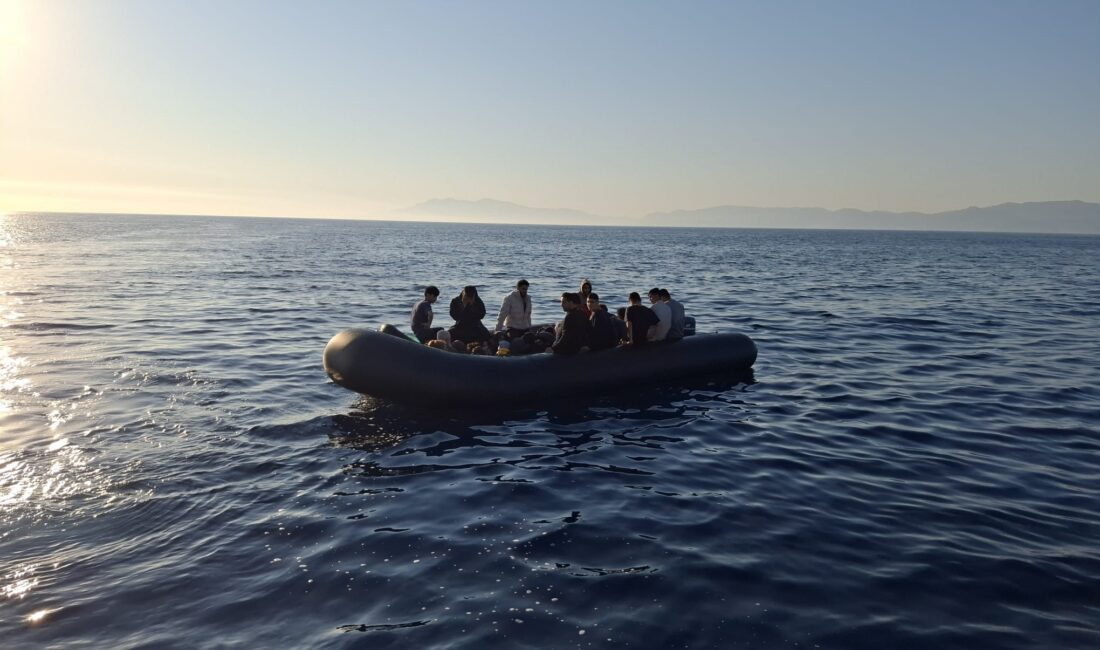 Çanakkale'nin Ayvacık ilçesi açıklarında, motoru arızalanan bir lastik botta sürüklenen