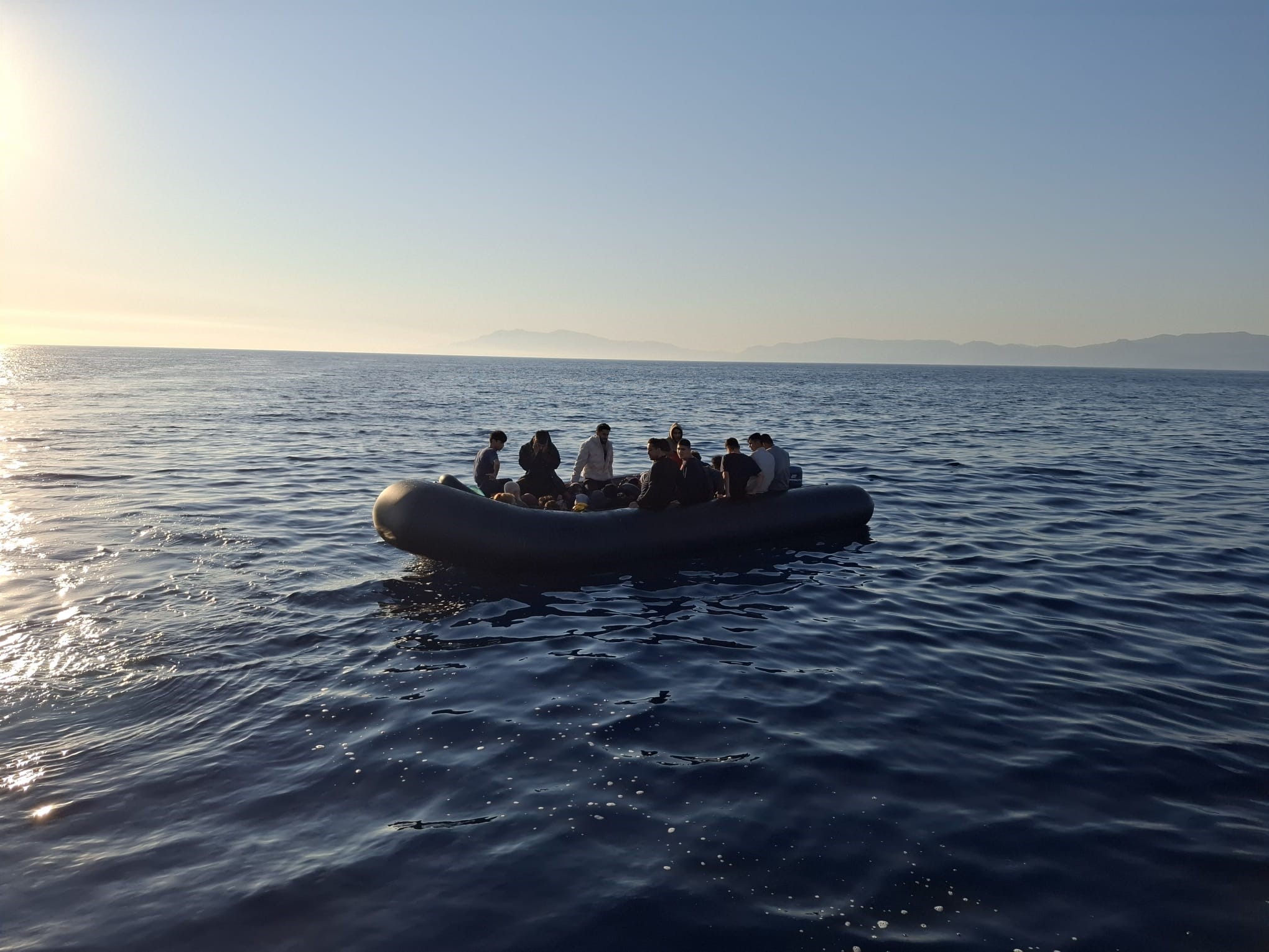 Çanakkale'nin Ayvacık ilçesi açıklarında, motoru arızalanan bir lastik botta sürüklenen