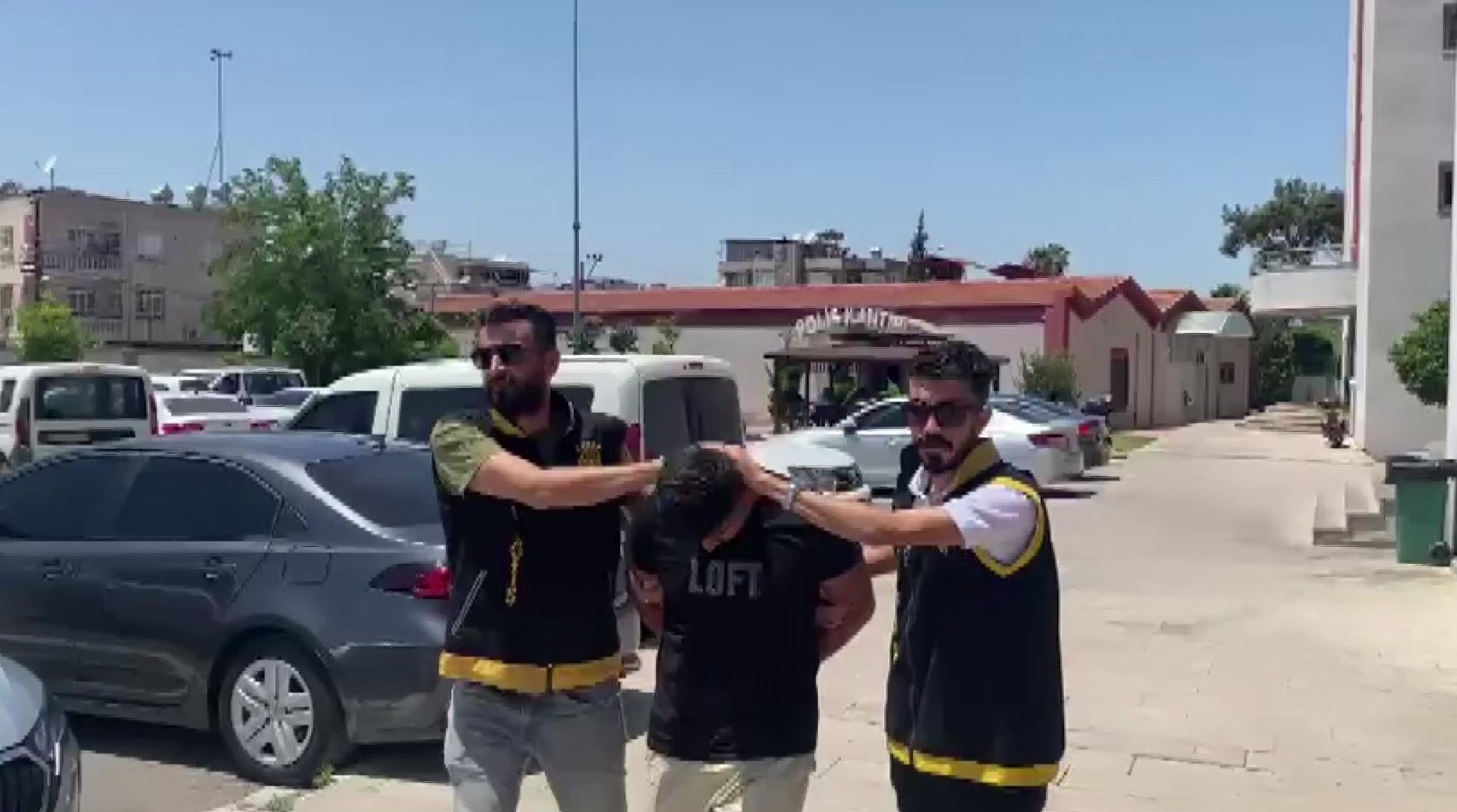 Adana'da 2 genci sopayla işkence edercesine döven, ardından yakalanıp adli