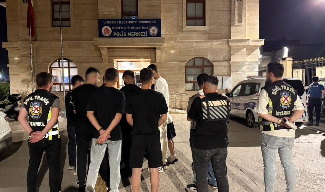 İstanbul Ümraniye'de bir alt geçitte konvoy düzenleyerek trafik güvenliğini hiçe