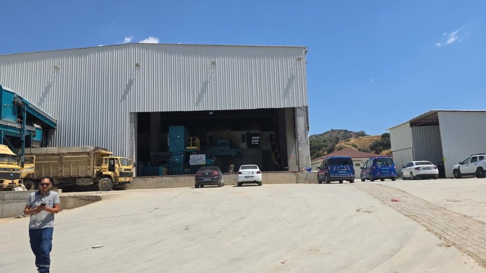 Aydın'da bir katı atık tesisinde, göbek bağı kesilmemiş yeni doğan