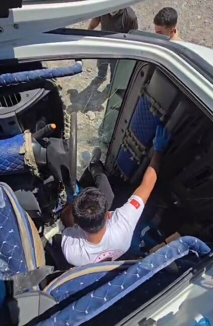 Şanlıurfa'da, inşaat malzemesi taşıyan bir kamyonun devrilmesi sonucu sürücüsü araç