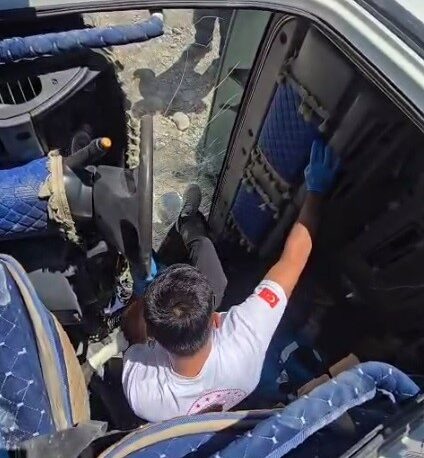 Şanlıurfa'da, inşaat malzemesi taşıyan bir kamyonun devrilmesi sonucu sürücüsü araç