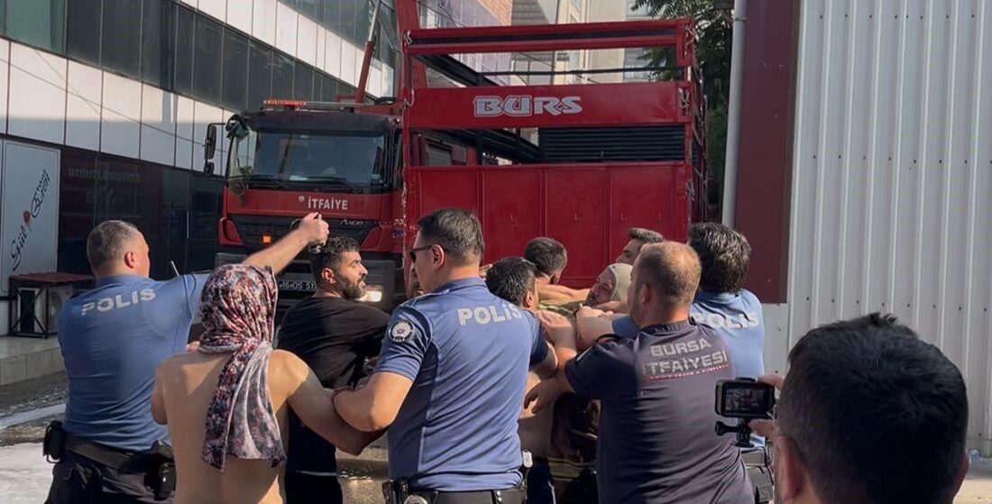 Bursa'nın Yıldırım ilçesinde bulunan bir tekstil atölyesinde çıkan yangına müdahale