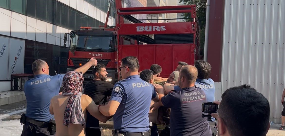 Bursa'nın Yıldırım ilçesinde bulunan bir tekstil atölyesinde çıkan yangına müdahale