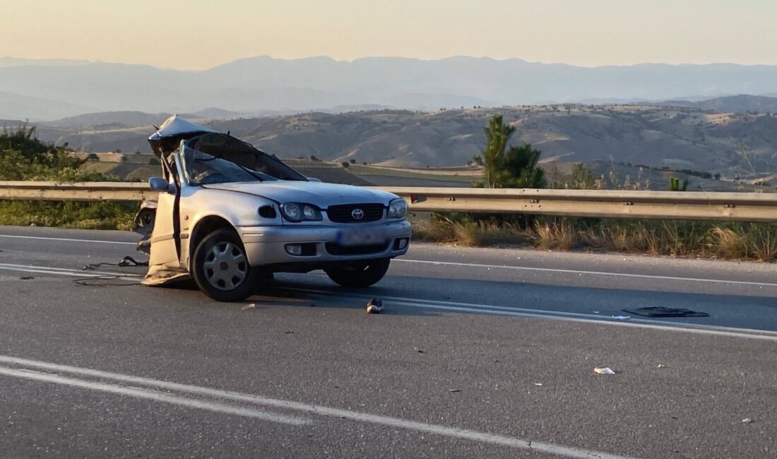 Çorum'da meydana gelen trafik kazasında bir minibüs ile otomobil çarpıştı.