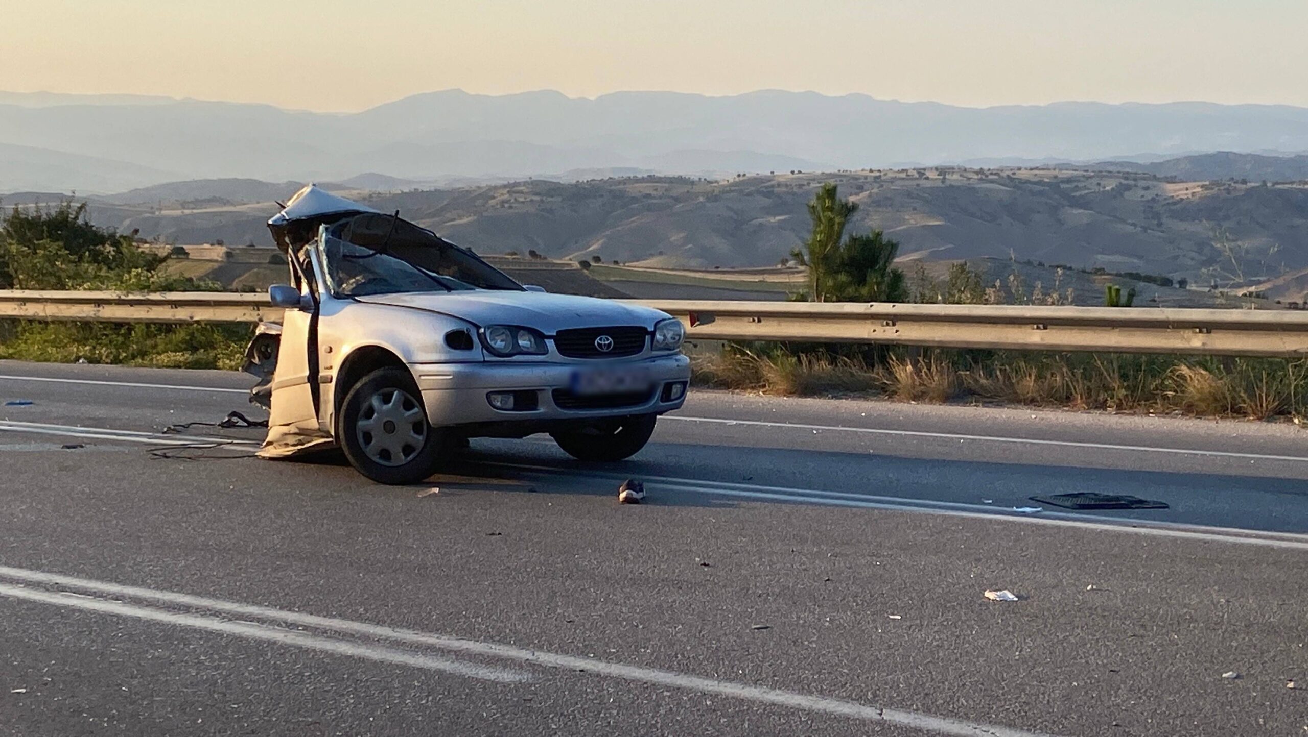 Çorum'da meydana gelen trafik kazasında bir minibüs ile otomobil çarpıştı.