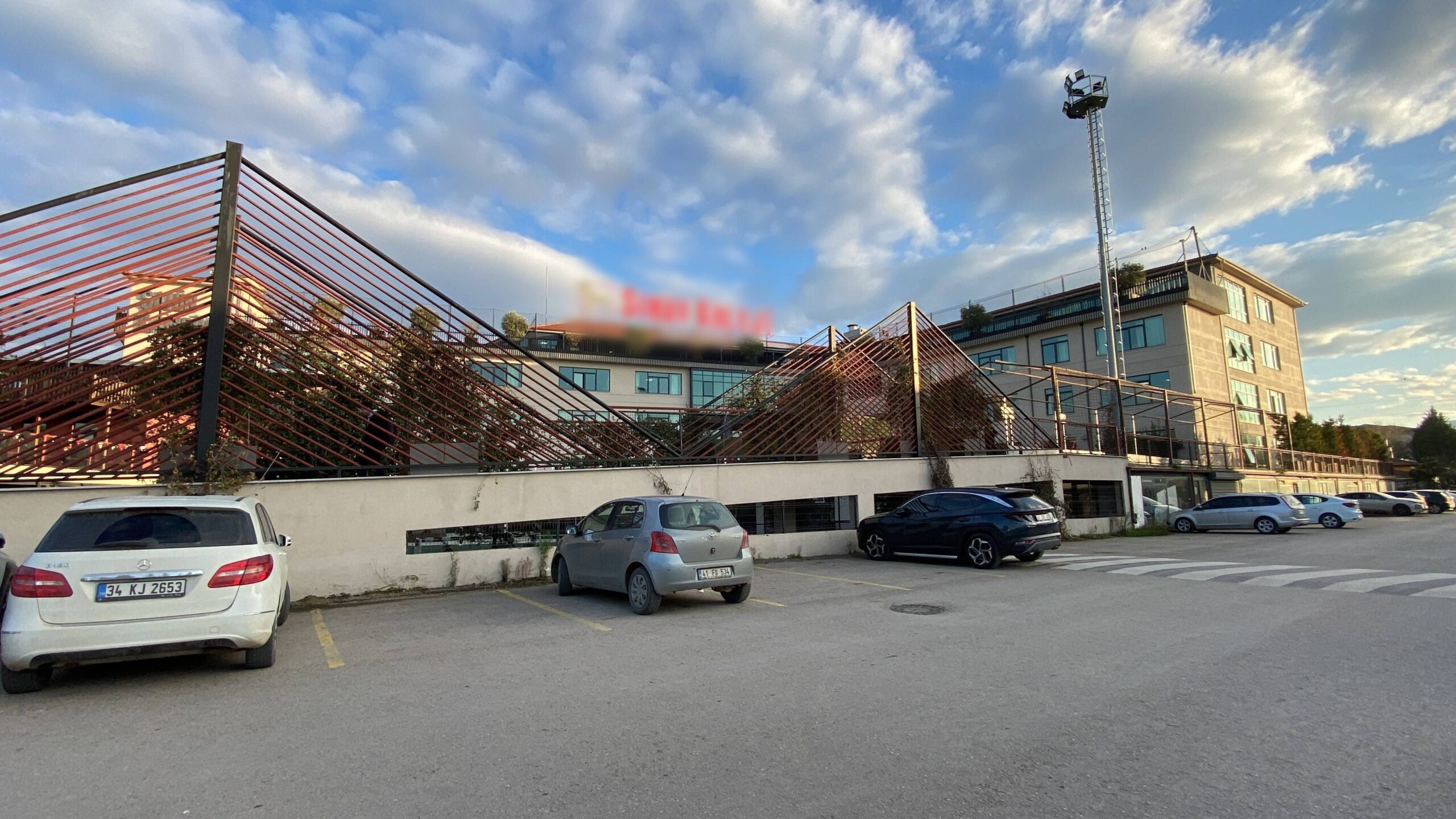 Kocaeli'de özel bir kolejde görev yapan sınıf öğretmeni M.A., altı