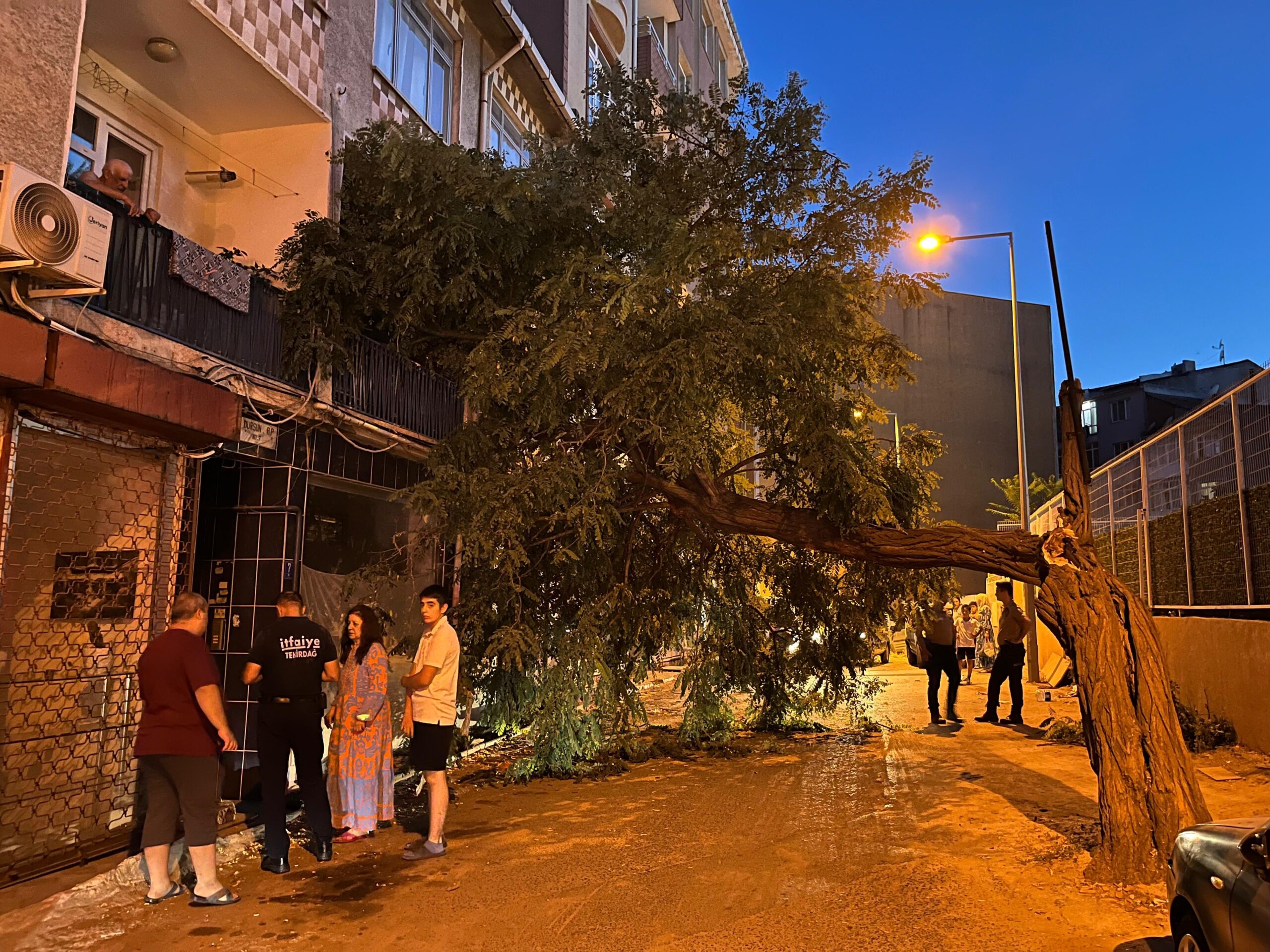 Tekirdağ'ın Çorlu ilçesinde, evinin balkonunda dinlenen bir kadın, yarım asırlık