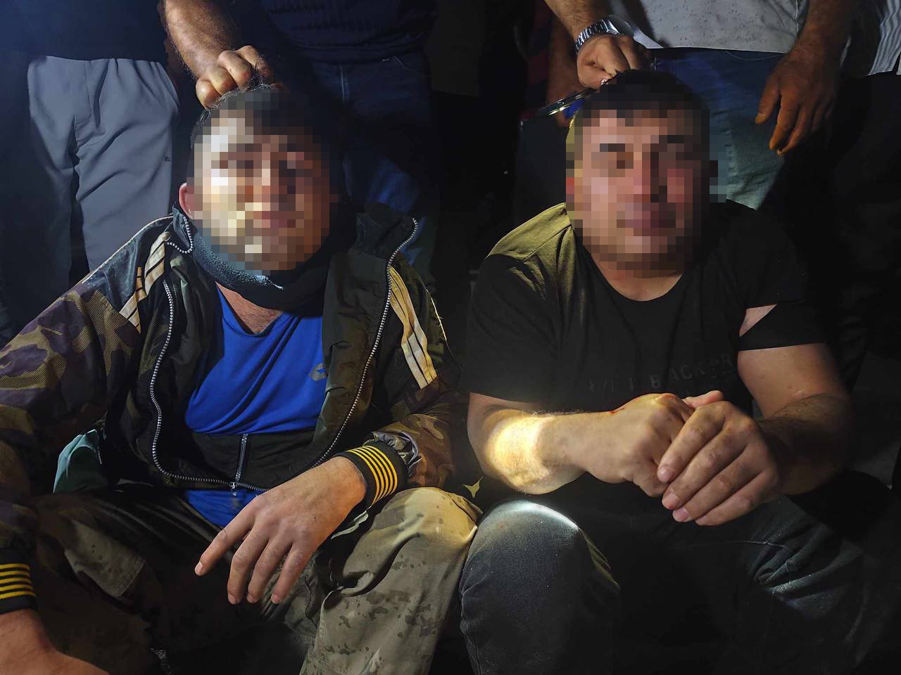 Şanlıurfa'nın Karaköprü ilçesinde, bir bağ evinin çatısındaki güneş enerjisi panellerini