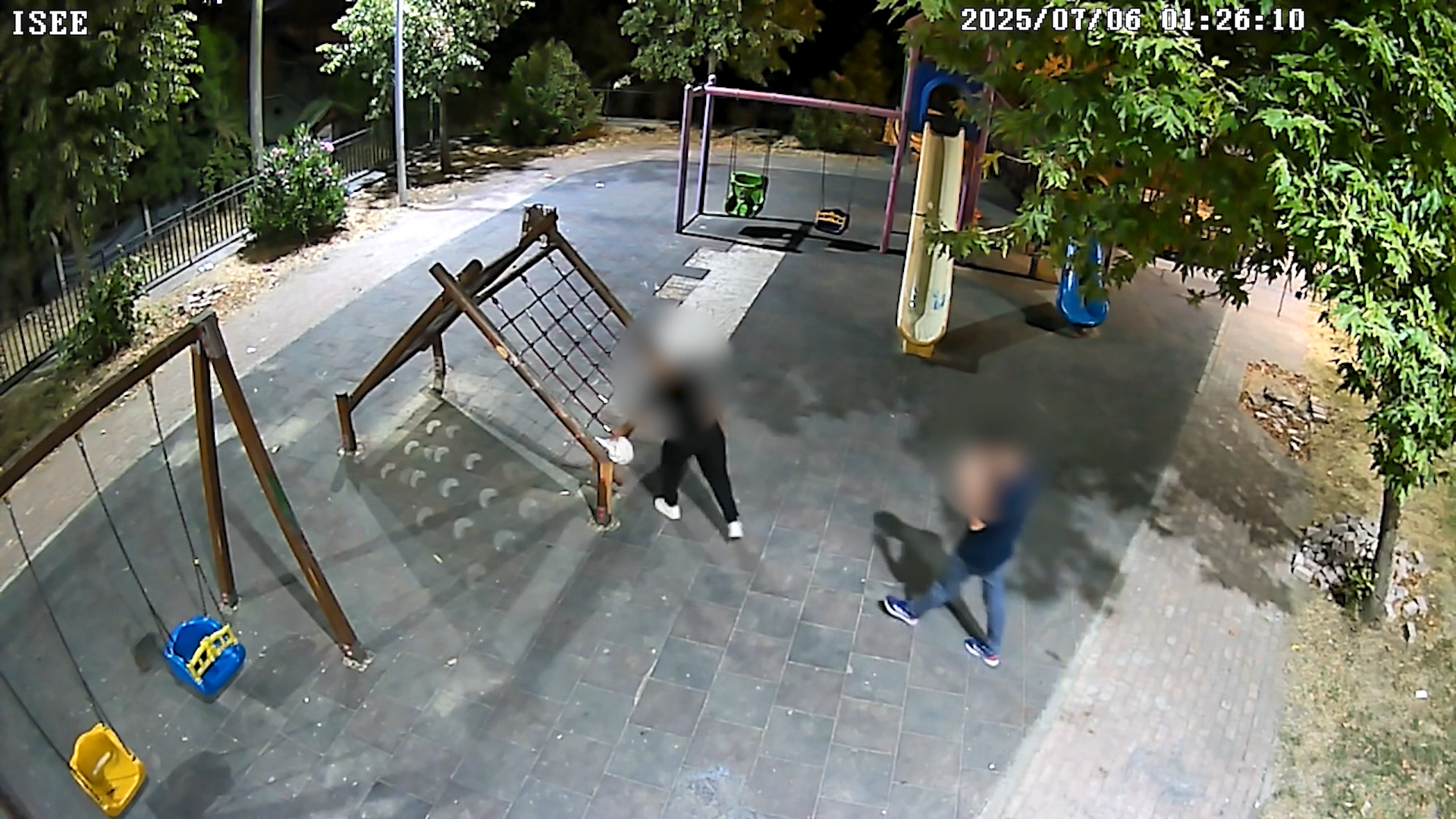 Yalova'da bir çocuk parkında bulunan güvenlik kameraları, dört şüpheli tarafından