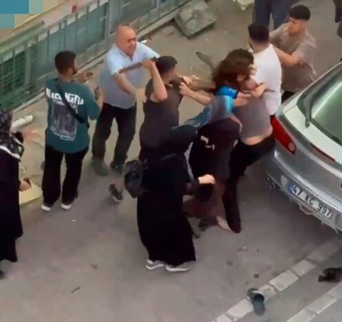 İstanbul Esenyurt'ta bir markette müşteri ile kasiyer arasında başlayan sözlü